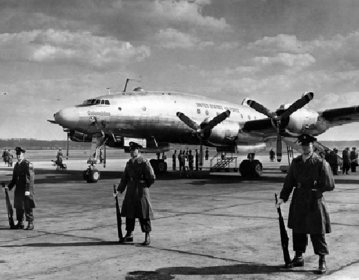 Columbine II čeká na příjezd prezidenta Eisenhowera roku 1953.