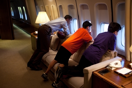Prezident Obama s dětmi se dívá z okének Air Force One.