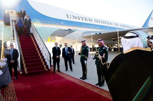 Obama a Air Force One při návštěvě v Saúdské Arábii v lednu 2015.