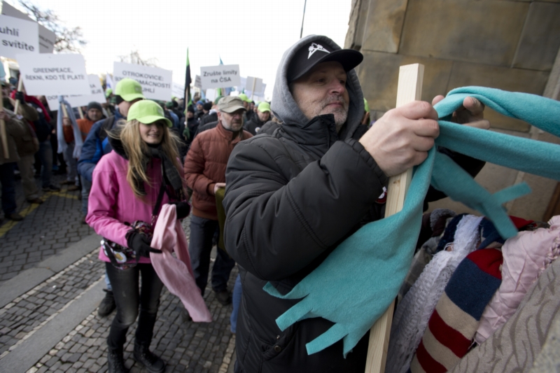 Účastníci demonstrace hornických odborů za prolomení těžebních limitů.
