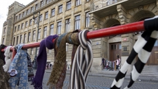 Účastníci demonstrace uvázali šály u sídla ministerstva průmyslu a obchodu.