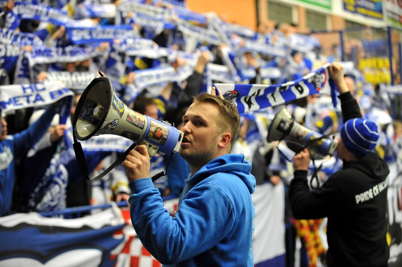 Disciplinární komise hokejové extraligy potrestala Karlovy Vary a Kometu Brno za chování fanoušků v zápasech úterního 42. kola. Disciplinární komise hokejové extraligy potrestala Karlovy Vary a Kometu Brno za chování fanoušků v zápasech úterního 42. kola.