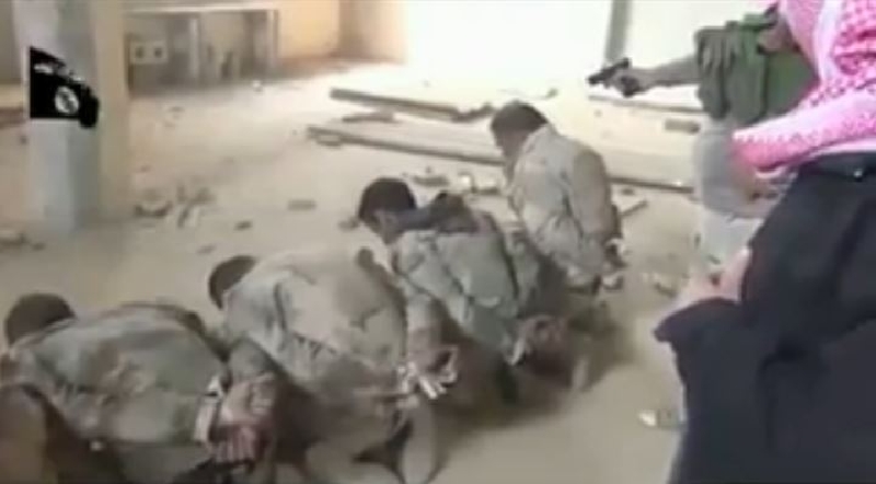 Muslimští bojovníci z IS popravují zajaté vojáky.