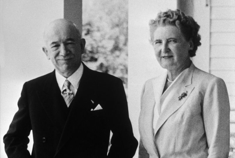 Manželé Edvard Beneš a Hana Benešová ve své vile v Sezimově Ústí - pořízeno po abdikaci prezidenta. 1948.