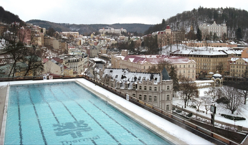 Venkovní bazén hotelu Thermal v Karlových Varech.