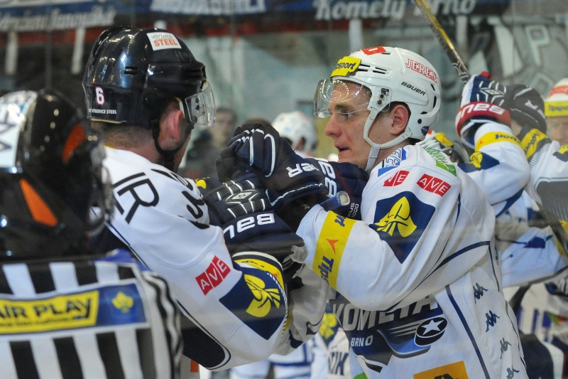 Po zpřísnění posuzování nedovolených zákroků v hokejové Tipsport extralize po 21. kole vzrostl počet menších trestů o 19,9 procenta. Po zpřísnění posuzování nedovolených zákroků v hokejové Tipsport extralize po 21. kole vzrostl počet menších trestů o 19,9 procenta.