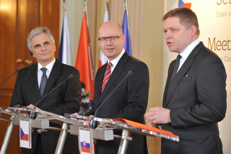 Předseda české vlády Bohuslav Sobotka s rakouským kancléřem Wernerem Faymannem (vlevo) a slovenským premiérem Robertem Ficem.
