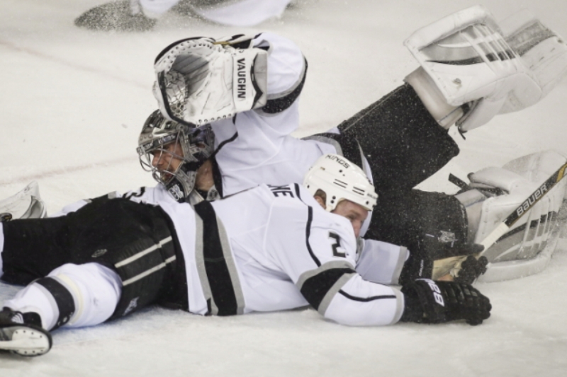 Matt Greene a brankář Jonathan Quick z L. A.