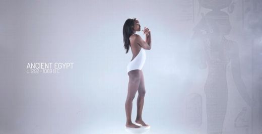 Ženy ve starověkém Egyptě toužily mít symetrický obličej a vysoký pas.