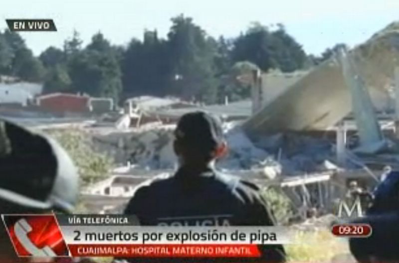 Záběry z Milenio TV. Policista sleduje místo výbuchu.