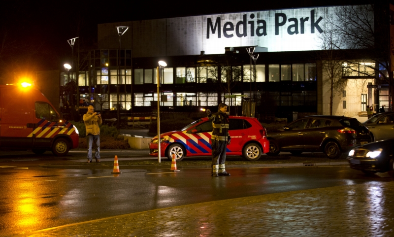 Policie před budovou televize.