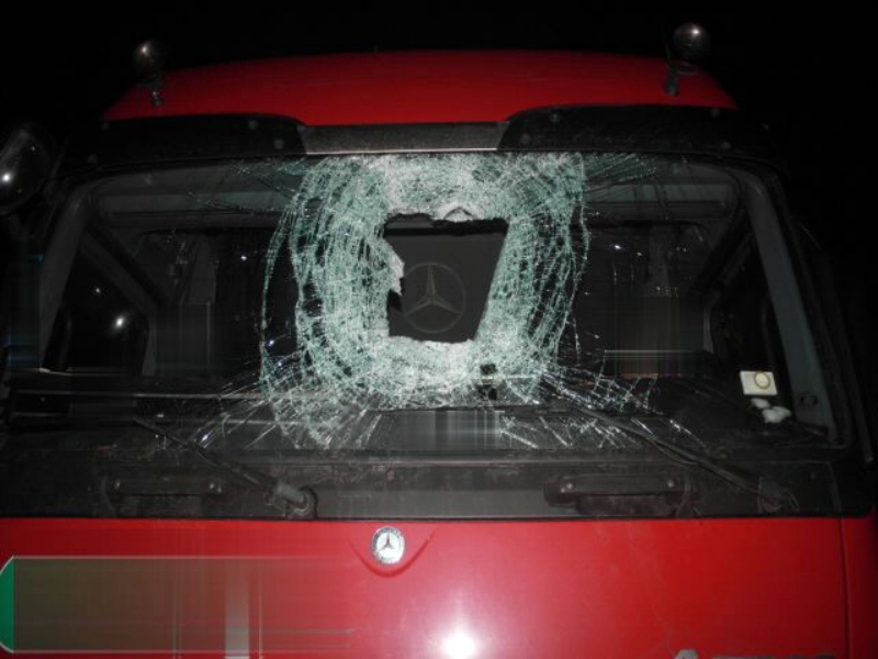 Škoda na dvou desítkách aut, která 29. ledna večer na D1 u Hranic poškodila naházená dřeva na silnici, přesáhne podle policistů pravděpodobně půl milionu korun. Dřevěná polena házeli postupně ze dvou mostů neznámí pachatelé. Policisté v této souvislosti pátrají po zeleném pick-upu s přívěsným vozíkem naloženým dřevem. Škoda na dvou desítkách aut, která 29. ledna večer na D1 u Hranic poškodila naházená dřeva na silnici, přesáhne podle policistů pravděpodobně půl milionu korun. Dřevěná polena házeli postupně ze dvou mostů neznámí pachatelé. Policisté v této souvislosti pátrají po zeleném pick-upu s přívěsným vozíkem naloženým dřevem.