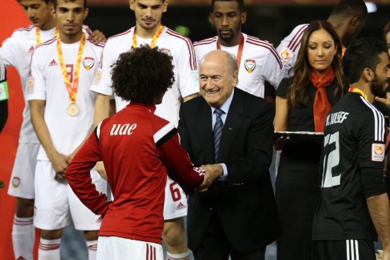 Šéf FIFA Sepp Blatter předává fotbalistům Spojených arabských emirátů bronzové medaile.