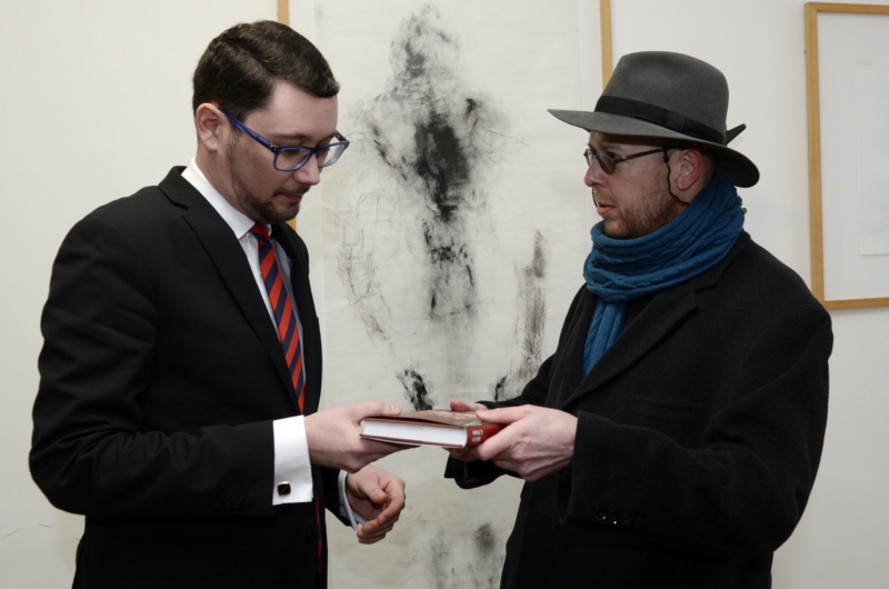 Martin C. Putna (vpravo) předává svou knihu Obrazy z kulturních dějin ruské religiozity mluvčímu prezidenta Jiřímu Ovčáčkovi. Martin C. Putna (vpravo) předává svou knihu Obrazy z kulturních dějin ruské religiozity mluvčímu prezidenta Jiřímu Ovčáčkovi.