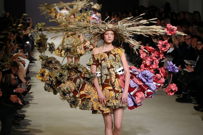 Haute couture předvedl luxusní kousky, které si mohou dovolit jen ti nejmajetnější a ne obyčejní smrtelníci. Fashion Weeky jsou jednou nejsledovanější událostí módy proto, že uvádějí trendy na nastávající rok. Na fotografii model z kolekce značky Victor and Wolf. Haute couture předvedl luxusní kousky, které si mohou dovolit jen ti nejmajetnější a ne obyčejní smrtelníci. Fashion Weeky jsou jednou nejsledovanější událostí módy proto, že uvádějí trendy na nastávající rok. Na fotografii model z kolekce značky Victor and Wolf.