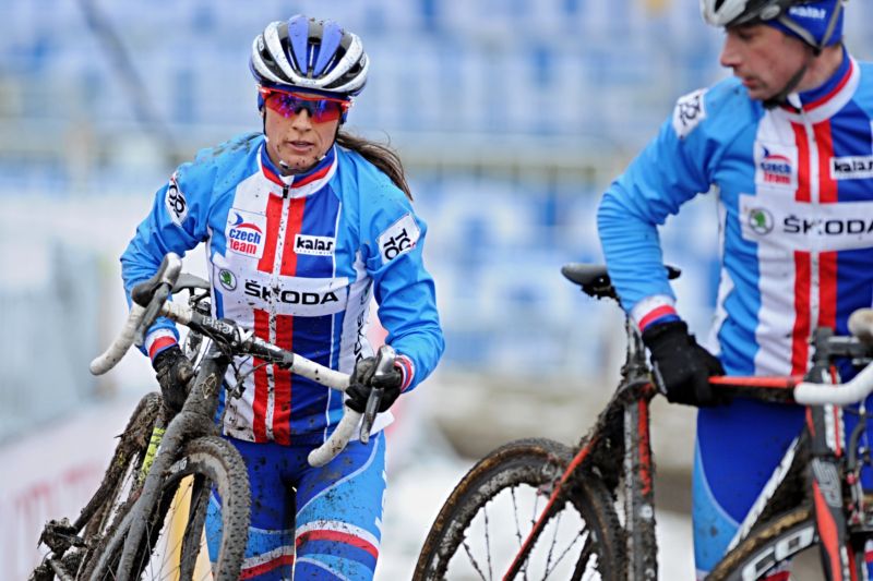 Oficiální trénink účastníků mistrovství světa v cyklokrosu 30. ledna v Táboře. Vlevo Kateřina Nash a vpravo Radomír Šimůnek.