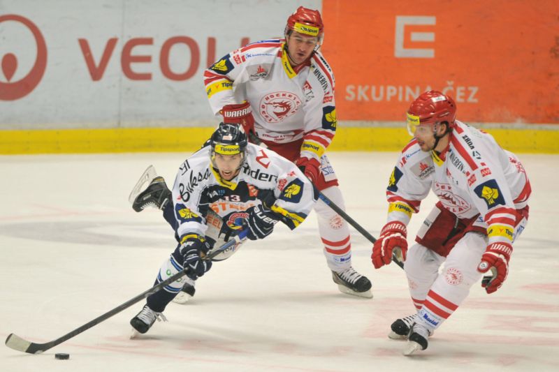 Utkání 43. kola hokejové extraligy: HC Vítkovice Steel - HC Oceláři Třinec, 30. ledna v Ostravě. Zleva Vladimír Svačina z Vítkovic a třinečtí hráči Tomáš Linhart a Tomáš Plíhal.