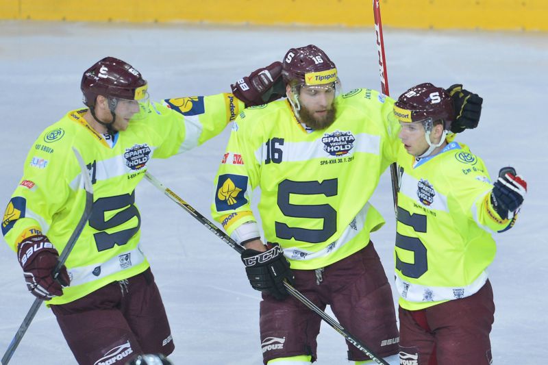 Utkání 43. kola hokejové extraligy: HC Sparta Praha - HC Energie Karlovy Vary, 30. ledna v Praze. Hráči Sparty se radují z gólu. Zleva Lukáš Klimek, Adam Polášek a Martin Reway. K utkání nastoupili sparťané ve speciálních dresech, které půjdou následně do dražby. Jde o součást akce nazvané Sparta vzdává hold, jejíž výtěžek jde na podporu složek Integrovaného záchranného systému - hasičů, záchranářů, policistů a vojáků.
