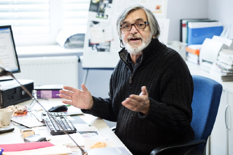 Jiří Bartoška v minisérii Reportérka. 