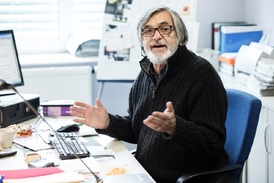Jiří Bartoška v minisérii Reportérka.