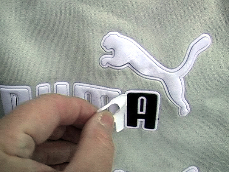 Padělaný značkový textil zabavený celníky v areálu Vodních staveb v Praze 4.