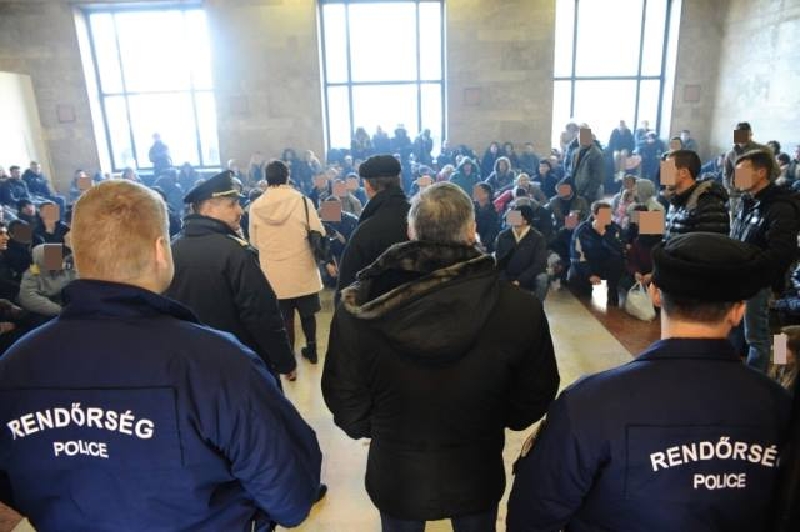 Uprchlíci na nádraží v Győru. Uprchlíci na nádraží v Győru.