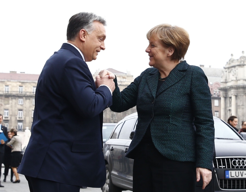 Ruku líbám, milostivá... Merkelová a Orbán. 