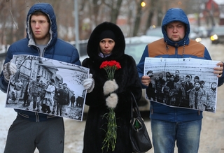 Osvobodili Osvětim banderovci? Protest před polskou ambasádou v Moskvě.