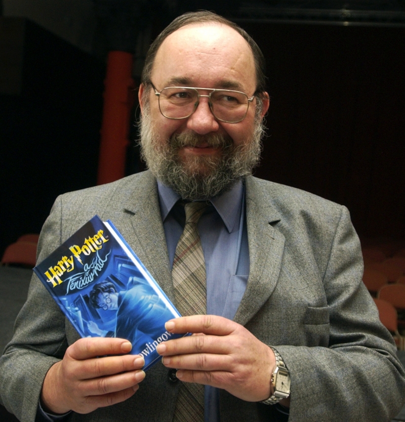 Pavel Medek, překladatel pátého pokračování příběhů čarodějnického učně s názvem "Harry Potter a Fénixův řád", představil titul 25. února 2004 v Praze na tiskové konferenci nakladatelství Albatros. Pavel Medek, překladatel pátého pokračování příběhů čarodějnického učně s názvem "Harry Potter a Fénixův řád", představil titul 25. února 2004 v Praze na tiskové konferenci nakladatelství Albatros.
