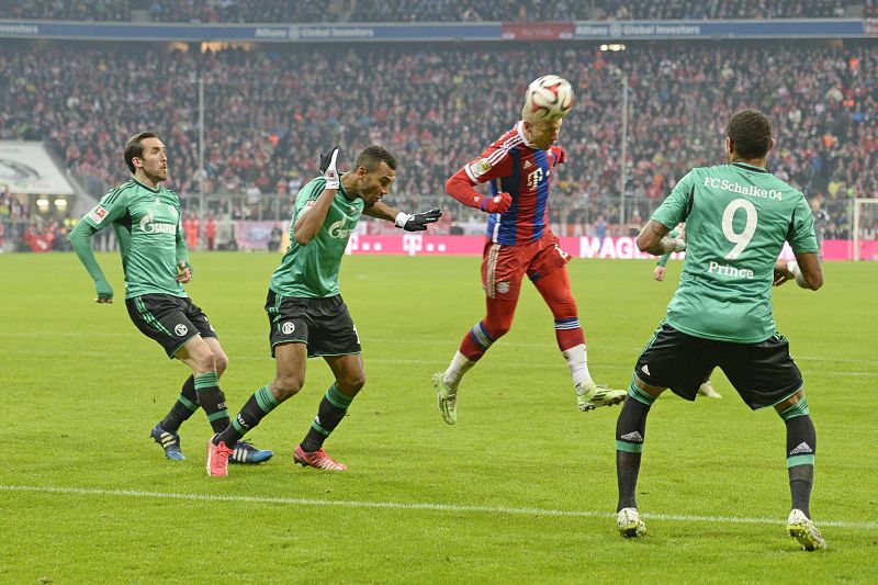 Fotbalisté Bayernu Mnichov remizovali v 19. kole německé ligy se Schalke i v oslabení 1:1.