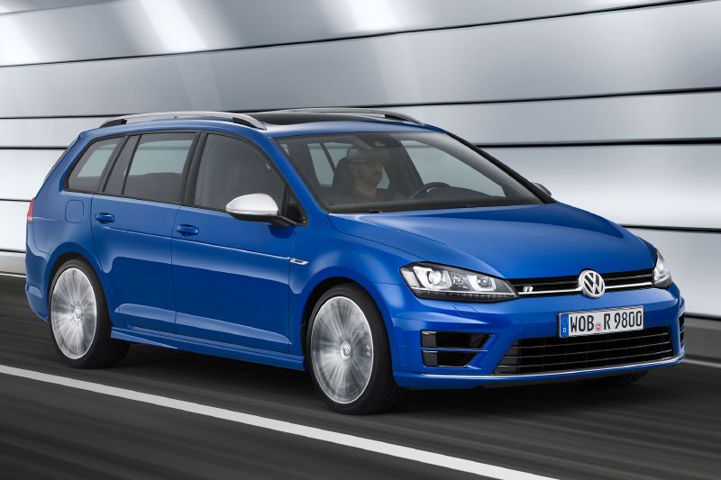 Golf R Variant má i pozměněný vzhled, například přední nárazník je ve specifickém designu R. 