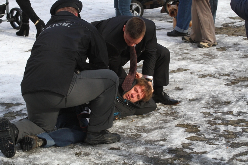 Policie muže hned zadržela. Policie muže hned zadržela.