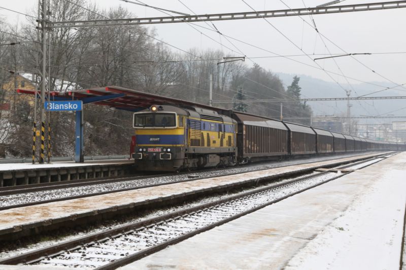 Na železniční trati Česká Třebová - Blansko - Brno vyjely v prosinci kvůli ledovce dieslové lokomotivy.