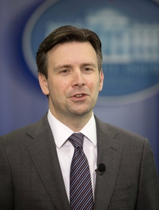 Mluvčí Bílého domu Josh Earnest odmítl vyzbrojení ukrajinské armády.