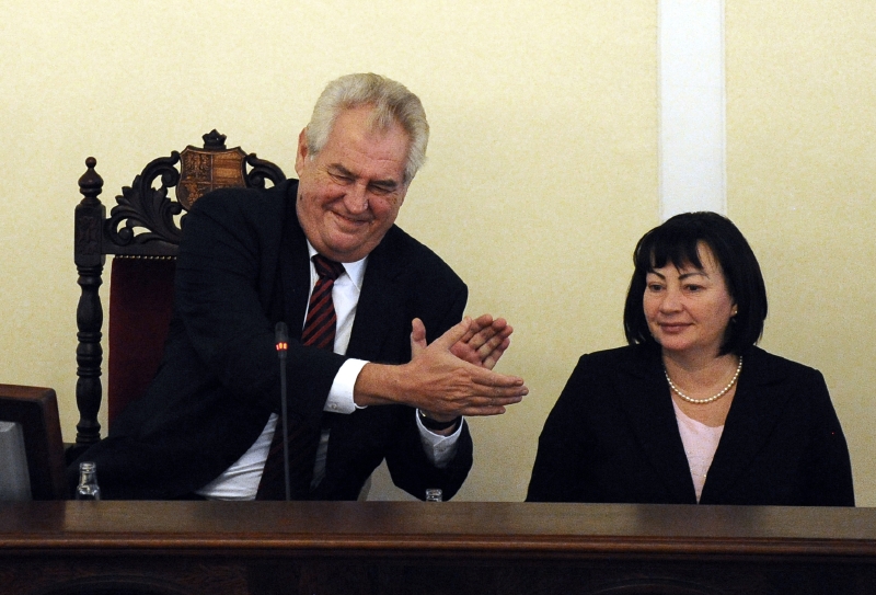 Prezidenta Miloše Zemana bude doprovázet i první dáma. Prezidenta Miloše Zemana bude doprovázet i první dáma.
