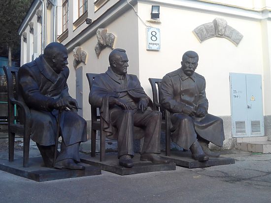 Sochy Josifa Stalina, Franklina Delana Roosevelta a Winstona Churchilla na Krymu.