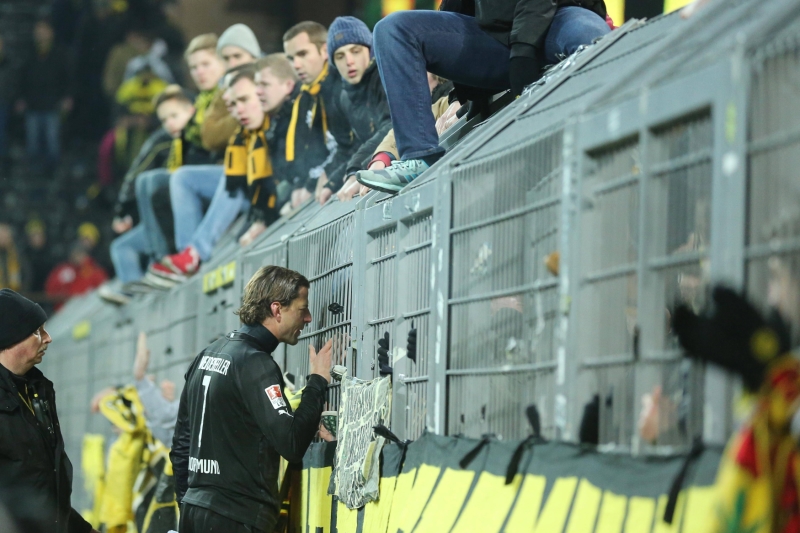 Brankář Roman Wiedenfeller v rozmluvě se zklamanými příznivce Borussie.