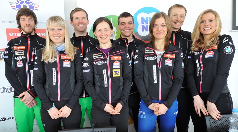 Český biatlonový tým se sešel v Novém Městě na Moravě. Zleva: Jaroslav Soukup, Eva Puskarčíková, Michal Šlesingr, Veronika Vítková, Michal Krčmář, Jitka Landová, Ondřej Moravec a Gabriela Soukalová.