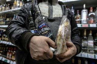 Cena vodky jde, na příkaz Kremlu, dolů...