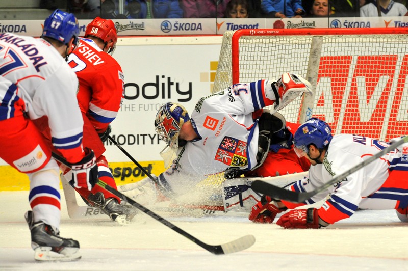 Hokejový brankář Alexander Salák ozdobil premiérový start v reprezentaci v této sezoně čistým kontem. Hokejový brankář Alexander Salák ozdobil premiérový start v reprezentaci v této sezoně čistým kontem.
