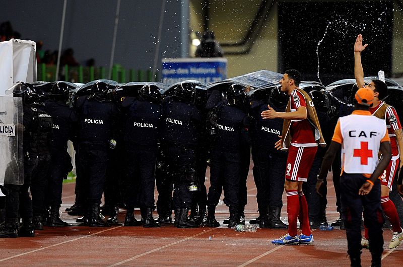 Duel v Malabu byl v závěru asi na půl hodiny přerušen kvůli fanouškům, kteří vnikli na atletickou dráhu u hrací plochy. Duel v Malabu byl v závěru asi na půl hodiny přerušen kvůli fanouškům, kteří vnikli na atletickou dráhu u hrací plochy.
