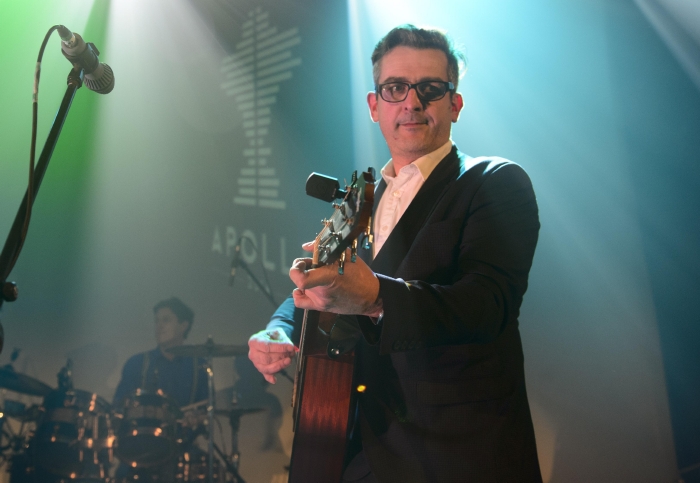 Britský zpěvák žijící v Praze Adrian T. Bell, který se stal vítězem čtvrtého ročníku Ceny Apollo za nejlepší album roku 2014.