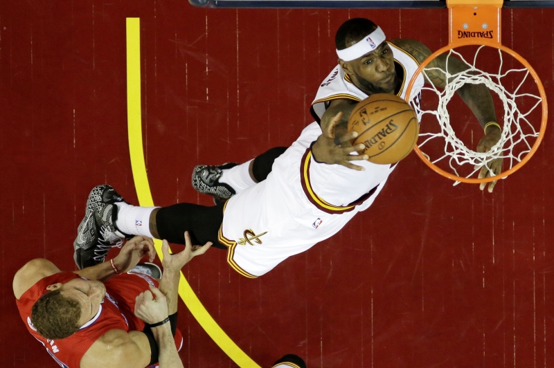 LeBron James (v bílém) v akci.