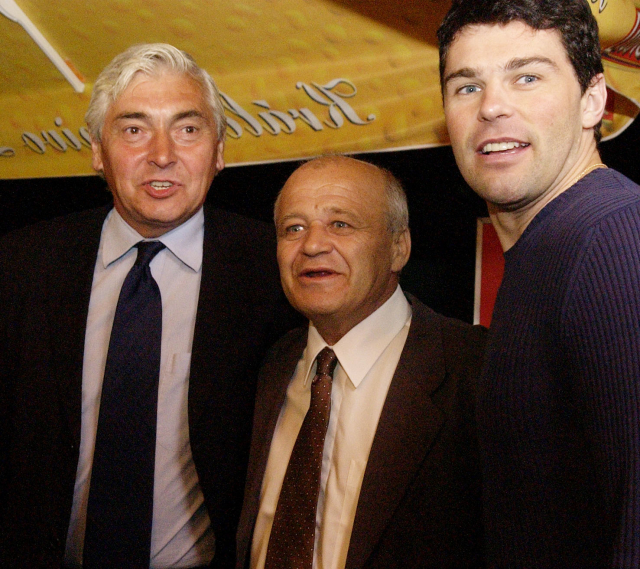 Luboš Rys (uprostřed) a Jaromír Jágr na snímku z roku 2004, zcela vlevo zesnulý trenér Ivan Hlinka. 