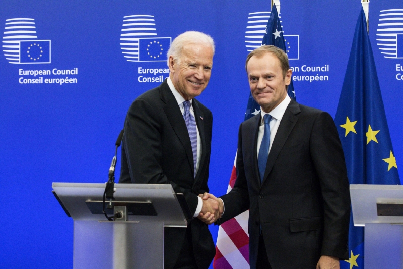 Biden (vlevo) a Tusk v Bruselu.