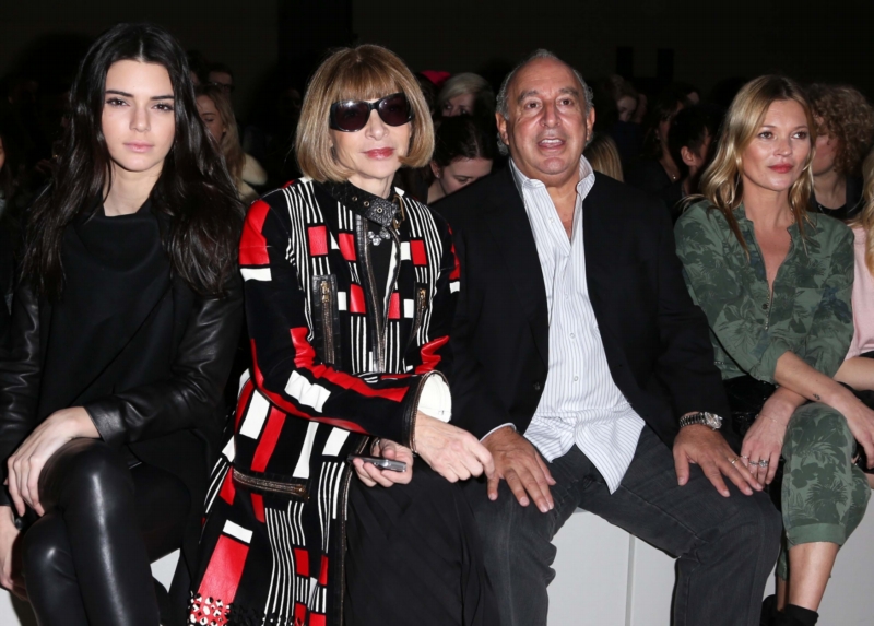 Z levé strany sedí modelka Kendal Kardashianová, novinářka Anna Wintourová, Philip Green, modelka Kate Mossová.