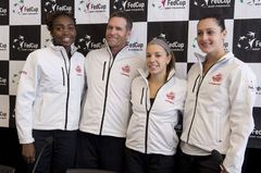 Kanadský tým. Zleva: Francoise Abandaová, kapitán Sylvain Bruneau, Sharon Fichmanová a Gabriela Dabrowski.