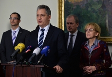 Zleva prezident Unie státních zástupců Zdeněk Matula, ministr pro lidská práva a legislativu Jiří Dienstbier, předseda Nejvyššího správního soudu Josef Baxa a ministryně spravedlnosti Helena Válková.