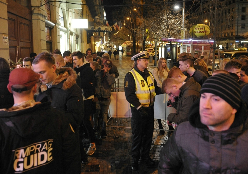 Policisté před pražským klubem kontrolují dánské studenty.