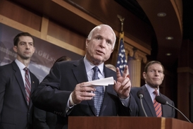 Americký republikánský senátor John McCain.